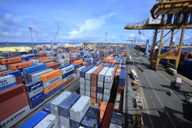 Des conteneurs sur le quai du port autonome de Dakar