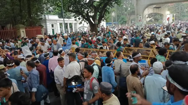 শিক্ষকদের পদযাত্রা শিক্ষা ভবন মোড়েই আটকে দেয় পুলিশ