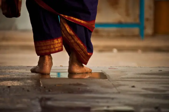 'চরণ সেবা' নামের একটি আচারের মাধ্যমে নারী ভক্তদের যৌন শোষণ চালানো হত - প্রতীকী চিত্র