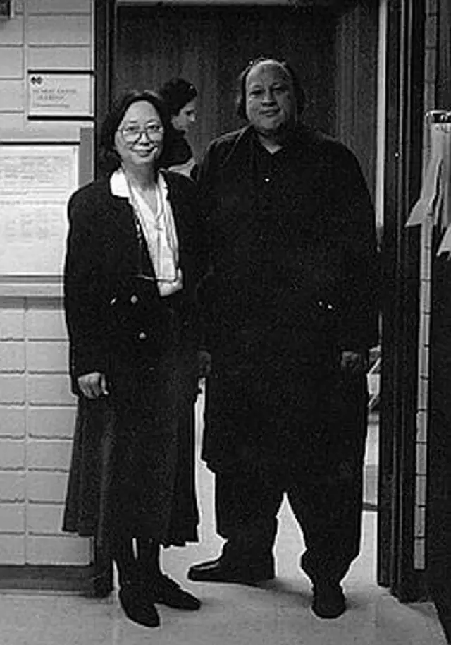 नुसरत फतह अली खान आणि प्रोफेसर हिरोमी लॉरेन सकाता