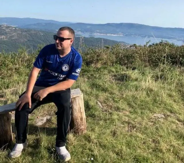 Santiago Caamaño vit maintenant avec sa mère et son petit frère à Muros.