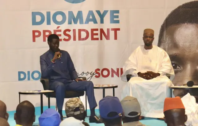 Ousmane Sonko (à droite) et Diomaye Bassirou Diomaye Faye (à gauche), en conférence de presse à Dakar le 15 mars 2024.