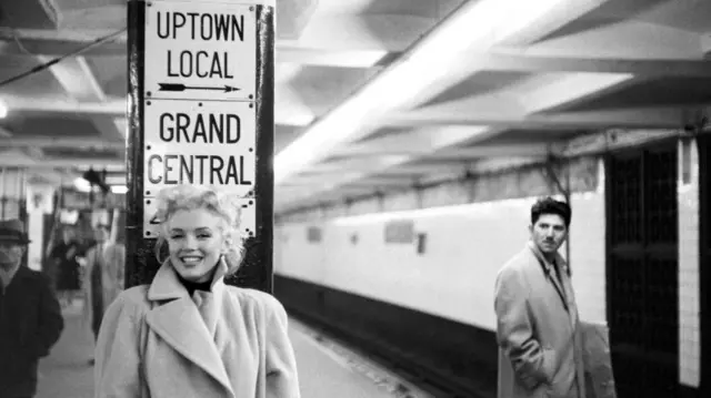 Marilyn Monroe posa en el metro de Nueva York mientras un hombre la mira de lejos