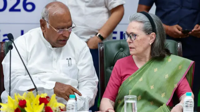 मल्लिकार्जुन खड़गे और सोनिया गांधी 