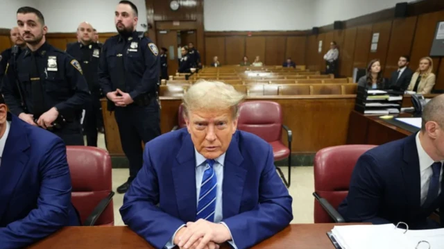 டொனால்ட் டிரம்ப் தலையெழுத்தை தீர்மானிக்கும் 12 நடுவர்கள் தேர்வு செய்யப்பட்டது எப்படி?