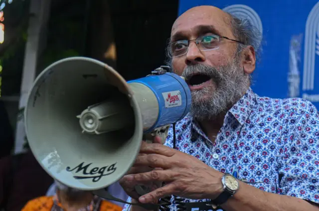 সিনিয়ার সাংবাদিক ও প্রবন্ধকার পরঞ্জয় গুহ ঠাকুরতা, তার বাড়িতেও তল্লাশি চালানো হয়