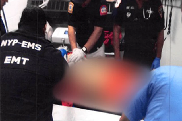 Médicos de emergência tentam ressuscitar Jeffrey Epstein