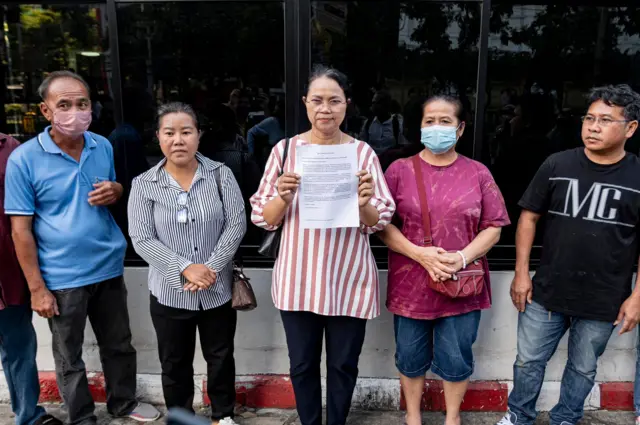 ตัวแทนครอบครัวคนไทยกว่า 200 คนในเมืองเล่าก์ก่าย ยื่นหนังสือถึงสถานเอกอัครราชทูตจีนประจำประเทศไทย 17 พ.ย. เพื่อขอให้ช่วยเหลือคนไทยที่ถูกหลอกไปทำงานออกมาโดยเร็วที่สุดหลังเกิดสถานการณ์สู้รบในพื้นที่