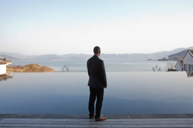 Inkasta oo dhaqan ahaan lala xidhiidhiyo waayeelka, haddana kelinimadu waxay saamaysaa dhammaan bulshada.