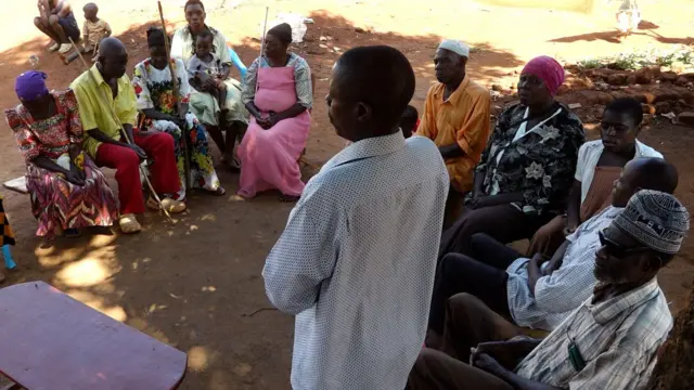 Moses duro nibi to ti n b'awọn eeyan sọrọ lawujọ rẹ. 