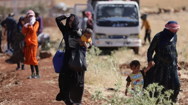 در پی درگیری‌های خونین در سویدا، غیرنظامیان با پای پیاده در حال خروج به سوی درعا هستند