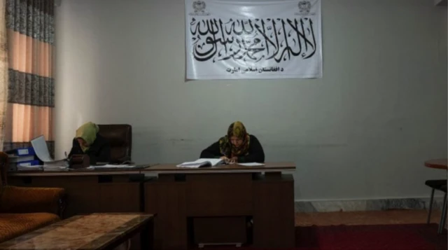 اکثر کارکنان زن دولتی در افغانستان از مشاغل خود کنار گذاشته شده‌اند