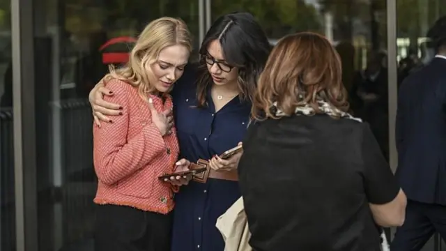 صورة تظهر أشخاصاً تبدو عليهم علامات الصدمة والقلق بعد زلزال ضرب إسطنبول.