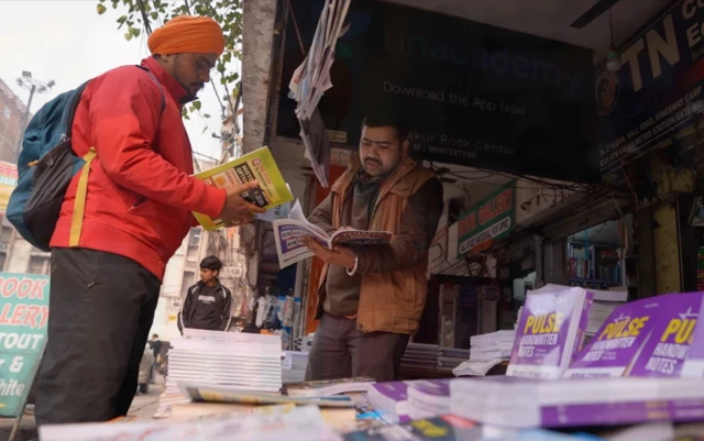 ਗਗਨਦੀਪ ਸਿੰਘ ਕਿਤਾਬਾਂ ਦੇਖਦੇ ਹੋਏ