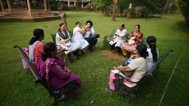 స్నేహితులతో ముచ్చటించడం