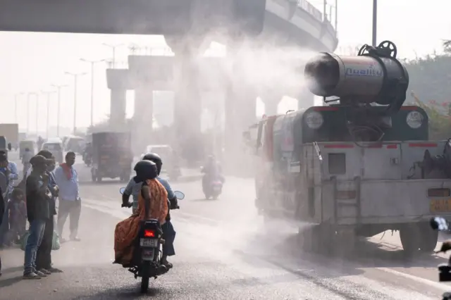 দিল্লির রাস্তায় সরকারি যান থেকে জল ছিটিয়ে দূষণ মোকাবিলার চেষ্টা। ২০শে নভেম্বর