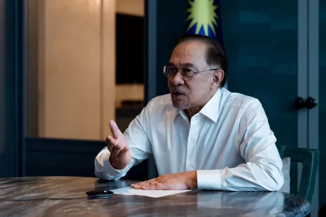 ထိုင်းခရီးစဉ်မှာ‌တွေ့ရတဲ့ မလေးရှားဝန်ကြီးချုပ် အန်နဝါ အီဘရာဟင်