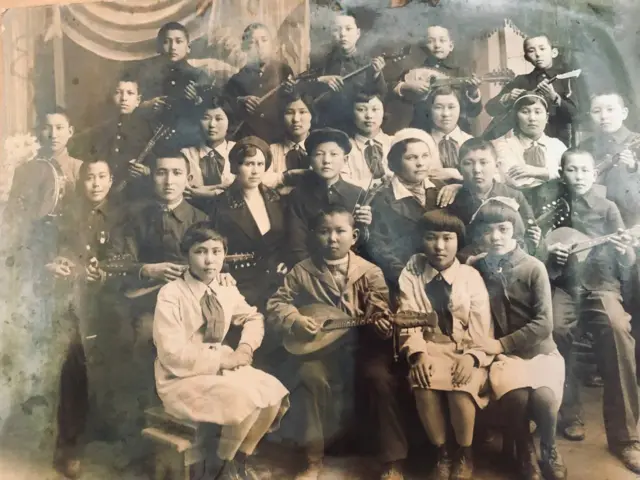 Чалбасыда балдар үйү ачылган. Ал балдар үйү кийин мектепке айланган.