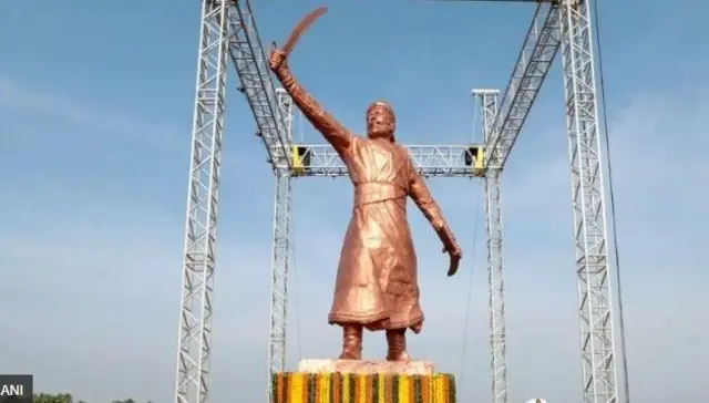 पीएम मोदी ने बीते साल शिवाजी की प्रतिमा का अनावरण किया था