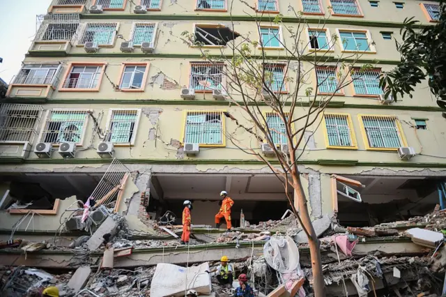 ငလျင်လှုပ်ခတ်မှုအပြီး Sky Villa ကွန်ဒို အဆောင် A ရဲ့ မြင်ကွင်း (ပုံဟောင်း)