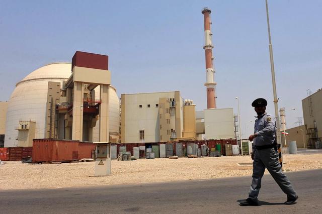 Um guarda de segurança monta guarda ao lado do reator nuclear de Bushehr, no Irã.