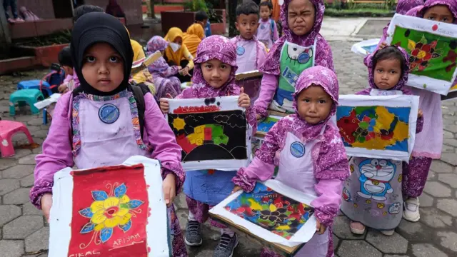 Sejumlah siswa PAUD menunjukkan hasil karyanya mengikuti pelatihan membuat batik tulis dan mewarnai di halaman Sekolah Dasar Negeri Sayangan, Solo, Jawa Tengah, Rabu (22/2/2023).