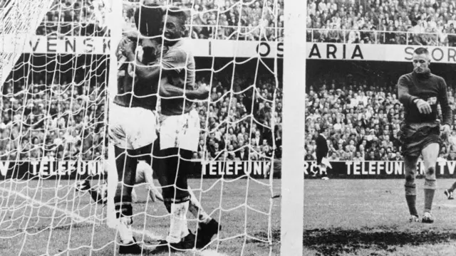 ਬ੍ਰਾਜ਼ੀਲ ਦੇ ਖਿਡਾਰੀ ਪੇਲੇ, ਆਪਣੇ ਸਾਥੀ ਖਿਡਾਰੀ ਨੂੰ ਗੋਲ ਕਰਨ ਤੋਂ ਬਾਅਦ ਗਲ਼ੇ ਲਗਾਉਂਦੇ ਹੋਏ