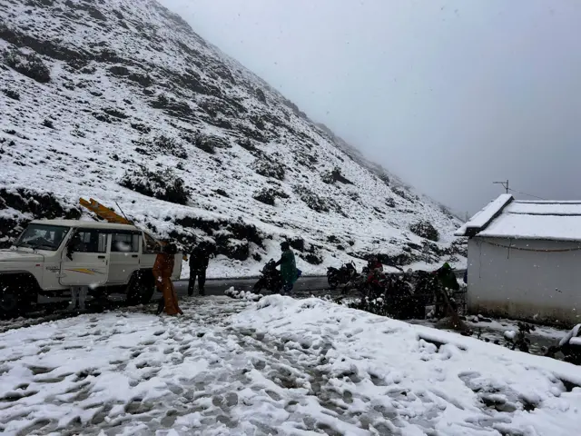 हिउँले ढाकिएको सडक