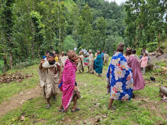 राउटेहरू रमाइलोका लागि यसैगरी मादल बजाएर नाँचगान गर्ने गर्छन्।