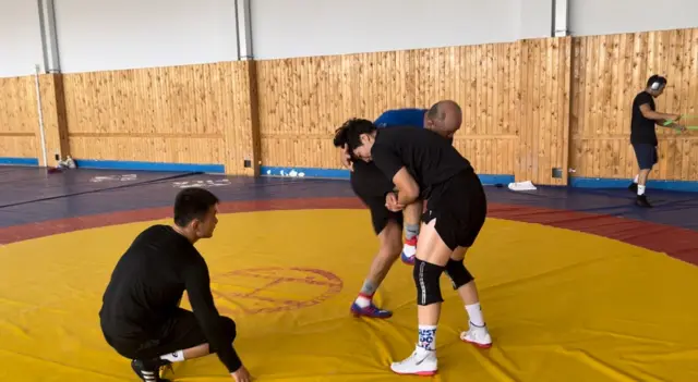 Айпери машыктыруучусу Нурбек Изабеков менен бутка кирүү ыкмасын чыңдап жаткан учуру. Чолпон-Ата шаары, 2024-жыл