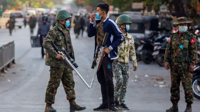 စစ်အာဏာသိမ်းမှုကို ဆန့်ကျင်ဆန္ဒထုတ်ဖော်တဲ့ ပြည်သူတွေကို ဖြိုခွင်းနေစဉ်