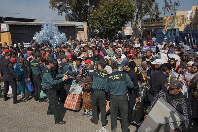 Agentes de la Guardia Civil española contienen a una multitud que intenta cruzar hacia Marruecos por el paso fronterizo de Beni Enzar, una vez reabiertas las puertas el 22 de marzo de 2014 en Melilla.