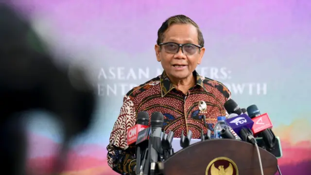 Mahfud Md mengatakan, proses penyelesaian non-yudisial menitikberatkan perhatian kepada korban, bukan pelaku pelanggaran HAM berat di masa lalu. 