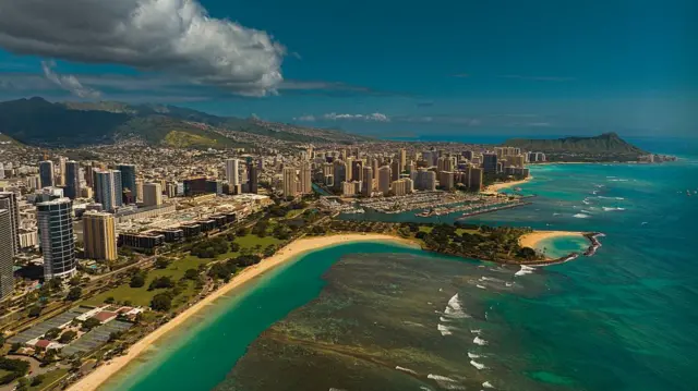 Pemandangan dari atas dengan drone di wilayah Honolulu, Hawaii.