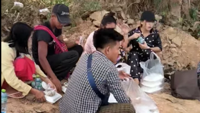 အလှူရှင်လှူတာကို စောင့်ပြီးမှာ ထမင်းစားရတဲ့ မြန်မာနိုင်ငံသားတွေ