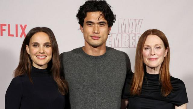 Natalie Portman, Charles Melton e Julianne Moore