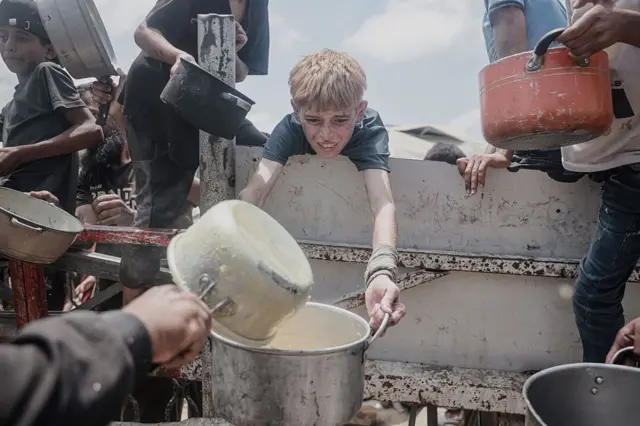 গাজায় তীব্র খাদ্য সংকট দেখা দিয়েছে