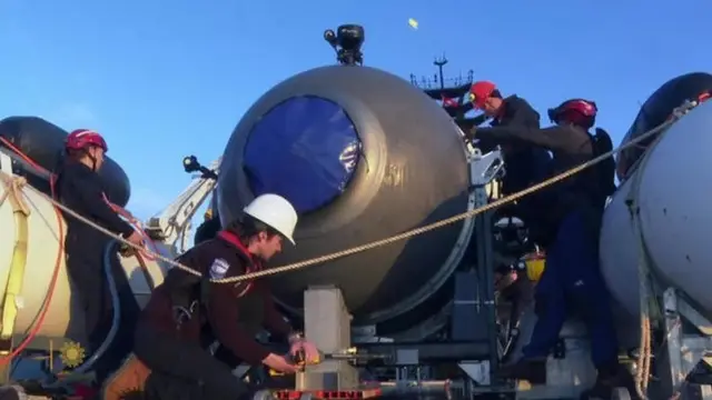 Varios trabajadores rodean un sumergible