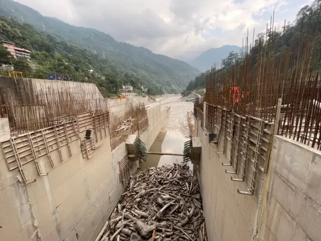 ચુંગથાંગ ખાતે તિસ્તા નદી પર બાંધવામાં આવેલો ડેમ 