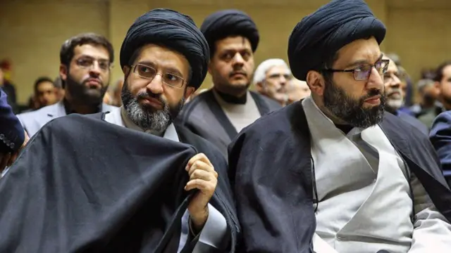 مسعود خامنه‌ای (چپ)‌ در کنار میثم خامنه‌ای (سمت راست) عکس از فارس