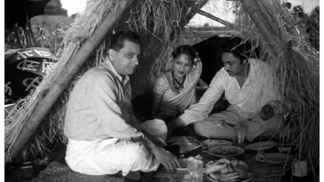 હિમાંશુ રાય, દેવિકા રાણી અને અશોક કુમાર 1937ની ફિલ્મ ઇઝ્ઝતનાં સેટ પર