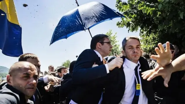 Проте вже за кілька хвилин Вучича почали закидувати камінням та землею, і охорона мусила евакуювати його