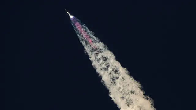 Starship компанії SpaceX під час свого п'ятого випробувального польоту в Бока-Чіка, штат Техас