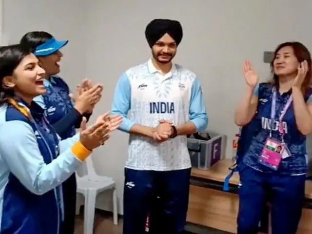 सरबजोत, 2022 एशियाडदरम्यान पदकाचा आनंद साजरा करताना.