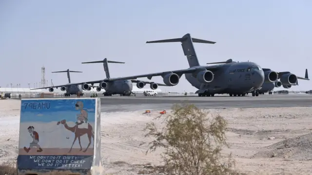 Xiyyaara guddaa dhaabtee jiru Kaataa -Dohaa buufata xiyyaaraa Al-Udeid Air Base keessa