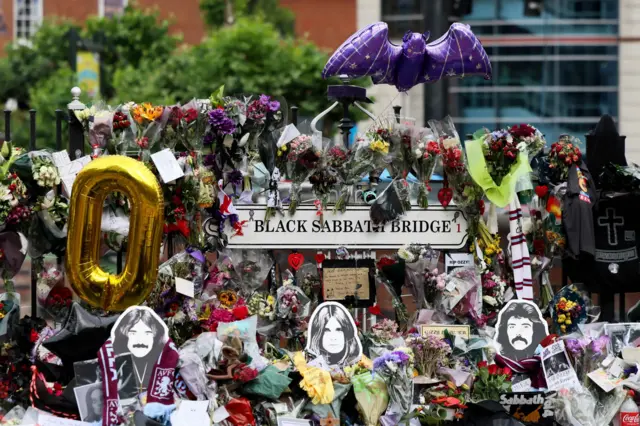 Cientos de ofrendas florales en el puente Black Sabbath de Birmingham