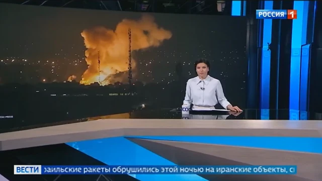 مجری تلویزیون روسیه در حال گزارش 