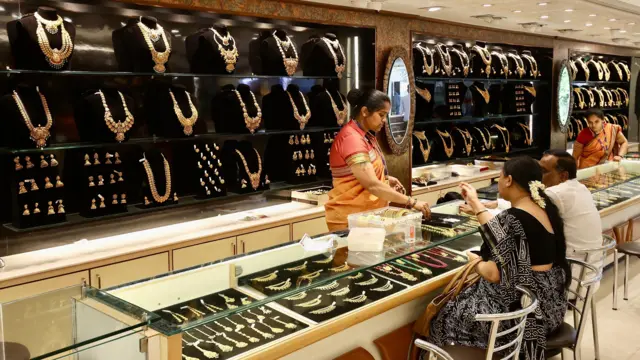 Prodaja srebrnog i zlatnog nakita u Indiji