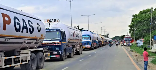 भारतबाट ग्यास लिएर आयात भइरहेका बुलेट ट्रकहरू