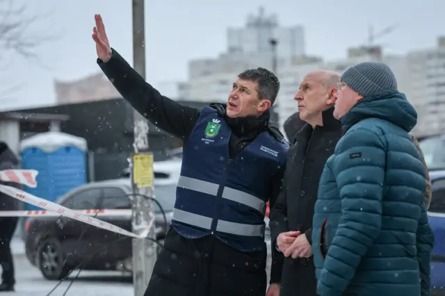 Тре мужчин смотрят вверх